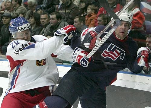 Jaroslav Bednář (vlevo) v tvrdém souboji s Američanem Keithem Ballardem. | Foto: Reuters