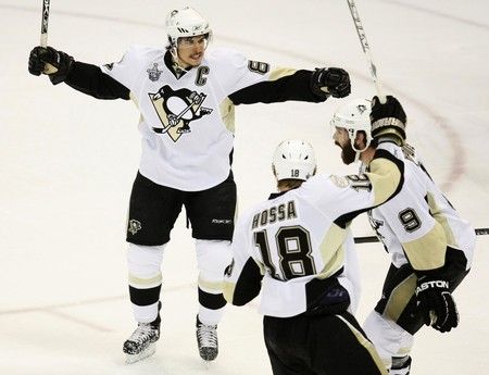 První gól zápasu oslavují střelec Hossa i asistenti Crosby a Dupuis. | Foto: Reuters