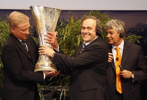 Michel Platini s trofejí pro vítěze Evropské ligy | Foto: Sport