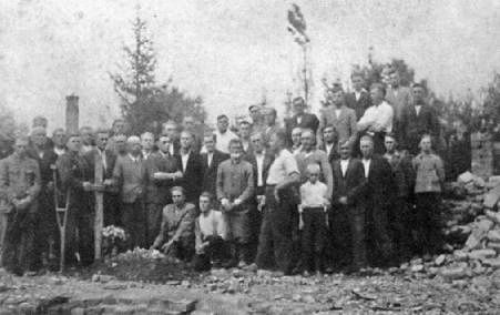 Pozůstalí a přeživší po masakru v Českém Malíně na archivní fotografii. | Foto: Sdružení Čechů z Volyně a jejich přátel / www.scvp.eu