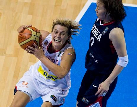 Hana Horáková bojuje o další koš | Foto: www.cbf.cz