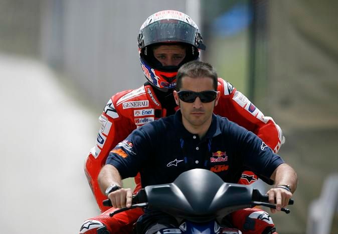 Casey Stoner se musel do boxů dostat jinak | Foto: Sport