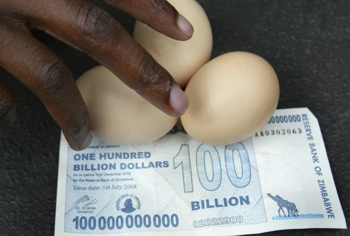 Za bankovku v hodnotě 100 miliard zimbabwských dolarů si v Zimbabwe pořídíte tři vajíčka... | Foto: Reuters