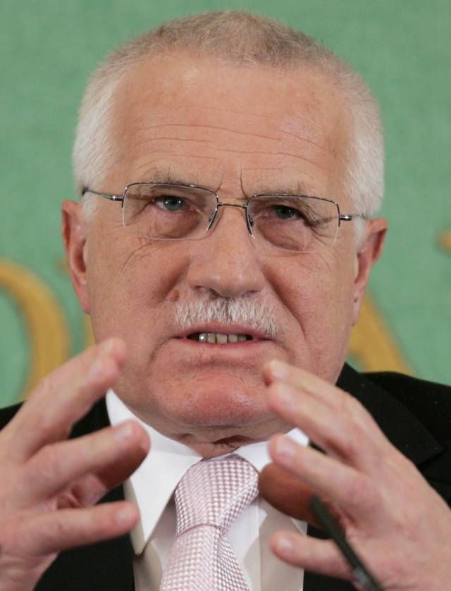 Prezidenta doprovází vedle podnikatelské mise také ministr zahraničí Karel Schwarzenberg. | Foto: Reuters