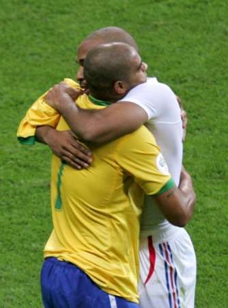 Brazilec Ronaldo (ve žlutém) gratuluje svému soupeři v útoku Thierry Henrymu z Francie k postupu do semifinále MS. | Foto: Reuters