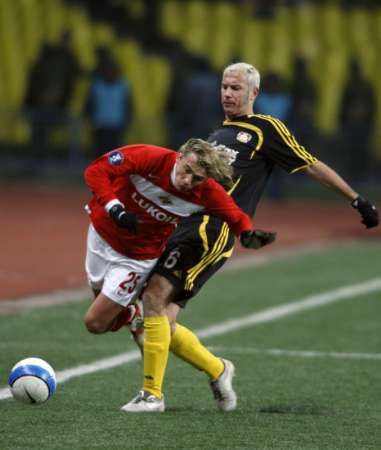 Fotbalista Bayeru Leverkusen Sergej Barbarez (vpravo) bojuje o míč s útočníkem Spartaku Moskva Maximem Kaliničenkem. | Foto: Reuters