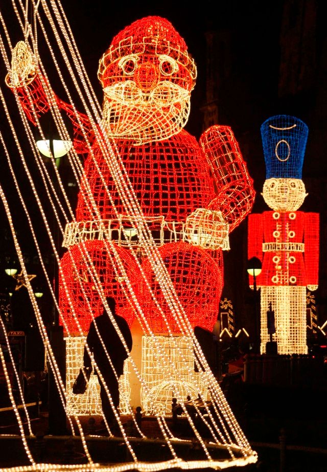 Světélkující Santa Claus na berlínském Kurfürstendammu. | Foto: Reuters