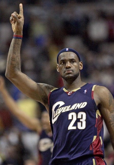 Basketbalista Clevelandu Cavaliers LeBron James gestikuluje v závěru na konci prvního poločasu v zápase NBA proti Detroitu. | Foto: Reuters