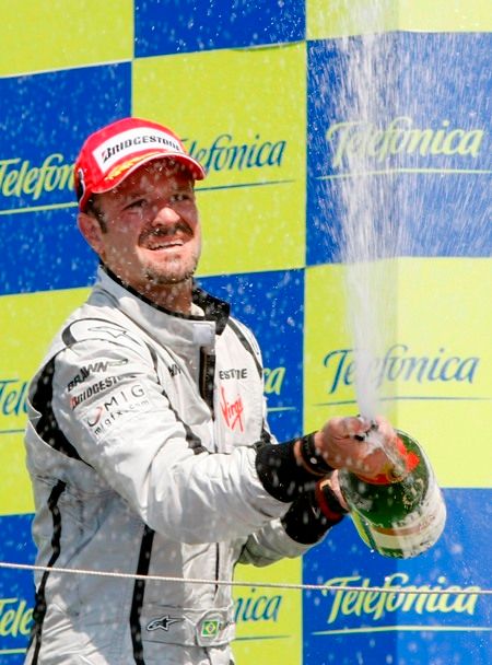 Rubens Barrichello se dočkal. Po pěti letech slaví výhru v závodě F1, když ovládl Velkou cenu Evropy ve Valencii. | Foto: Reuters