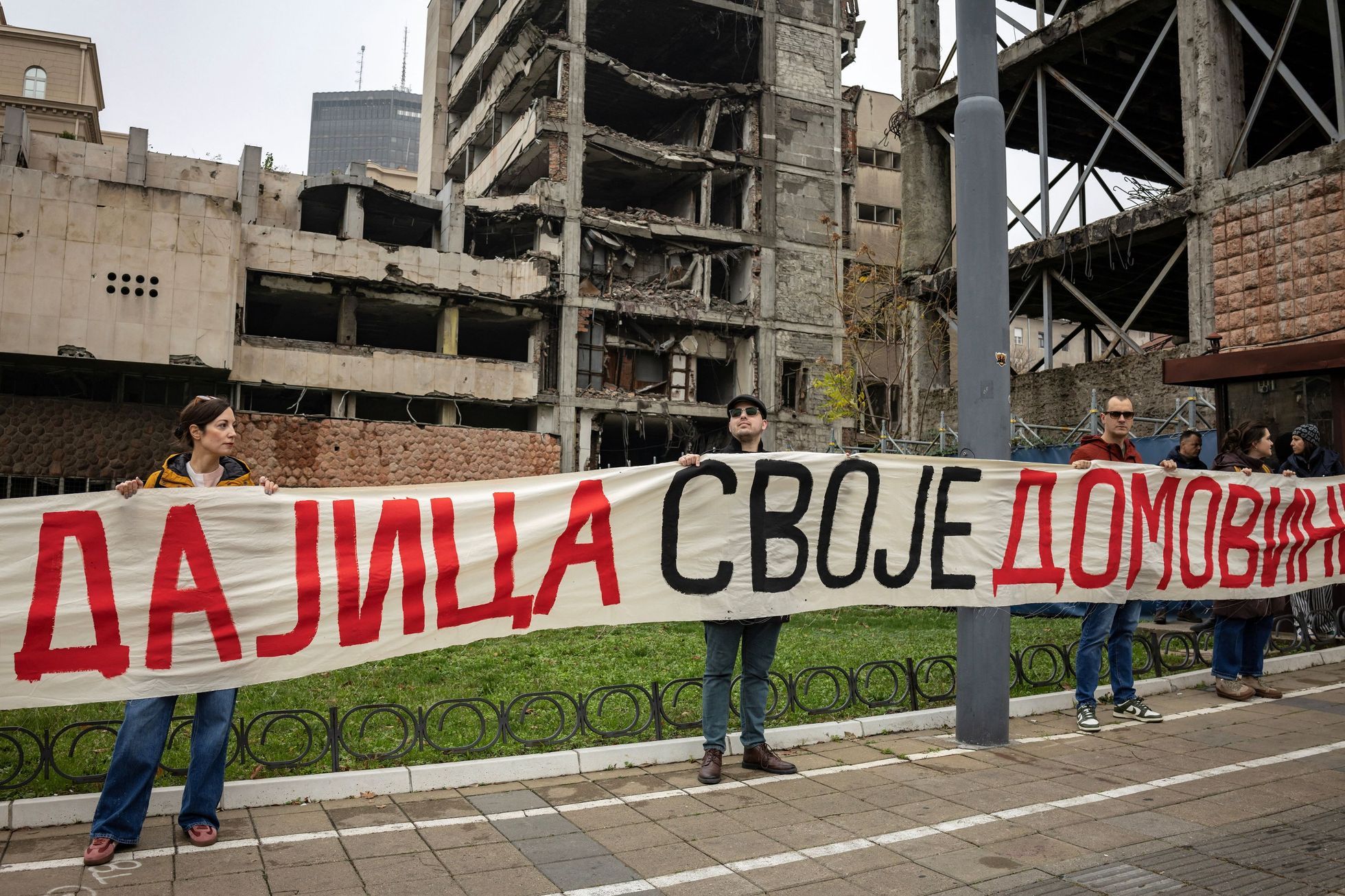 Tisíce lidí protestovaly v Bělehradě proti projektu Trumpova zetě, chránili památku