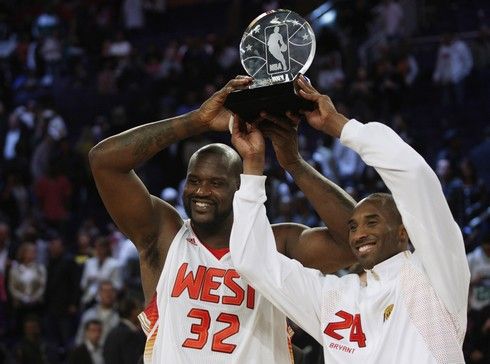 Shaquille O´Neal a Kobe Bryant obdželi v průběhu All Star Game cennou trofej | Foto: Sport