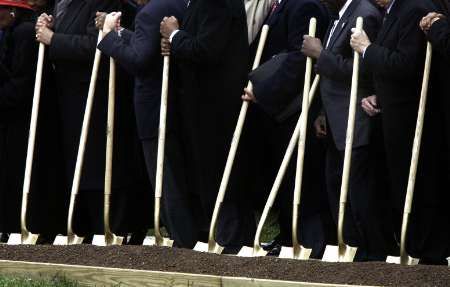 Účastníci slavnostní ceremonie, při níž byla zahájena stavba pomníku bojovníkovi za lidská práva Martinu Lutherovi Kingovi, čekají na zahájení prací. Za chvíli přijde čas pro lopaty. | Foto: Reuters