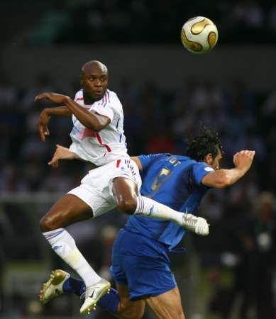 Francouz William Gallas (vlevo) bojuje o míč s Lukou Tonim z Itálie. | Foto: Reuters