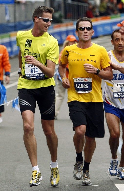 Bývalý cyklista Lance Armstrong (vpravo) se blíží do cíle Newyorského maratonu. | Foto: Reuters