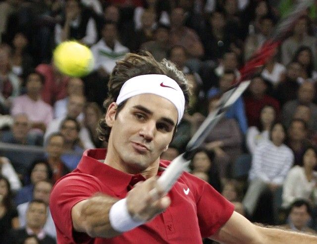 Světová tenisová jednička Roger Federer v exhibičním zápase proti Petu Samprasovi. | Foto: Reuters