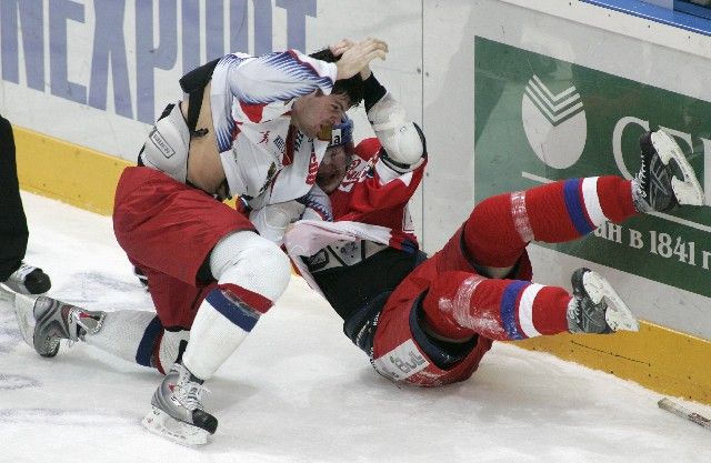 Pěstní souboj Rusa Radulova s Karlem Pilařem v závěru zápasu. | Foto: Reuters