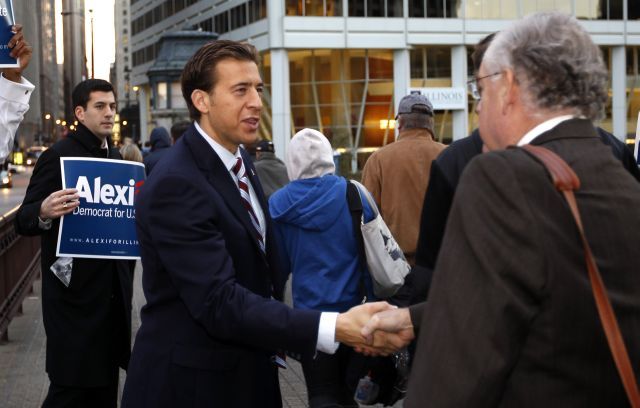 Demokratický uchazeč o senátní křeslo Alexi Giannoulias se zdravi s lidmi na ulici v Chicagu. Do Senátu se nakonec nedostal. | Foto: Reuters