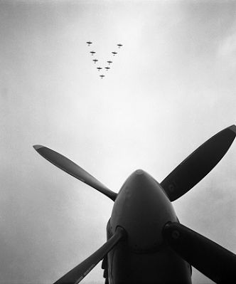 Jedna z nejslavnějších Sitenského fotografií a zároveň titulní snímek výstavy Perutě nazvaná Spitfiry tvoří V za vítězství. Psal se rok 1945. | Foto: Ladislav Sitenský