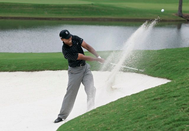 Tiger Woods odpaluje míček na turnaji v Atlantě. Uhodnete, kdo ho vyhrál? | Foto: Reuters