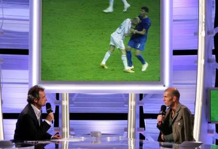 Francouzský fotbalista Zinedine Zidane v televizní debatě. | Foto: Reuters