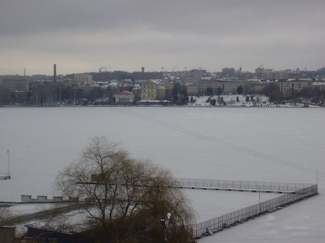 Pohled přes zamrzlé jezero na Ternopol. Město, jehož obyvatelé ,,zmizeli" v posledních letech za hranice Ukrajiny. | Foto: Martin Novák