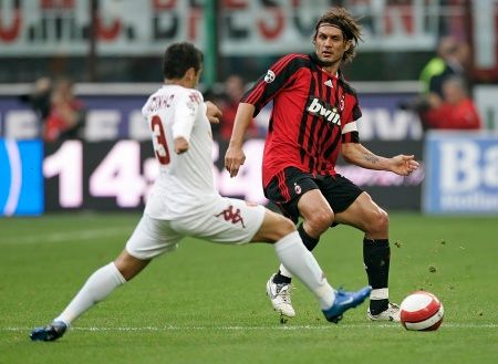 Paolo Maldini a Cicinho v zápase italské ligy mezi AC Milán a AS Řím. | Foto: Reuters