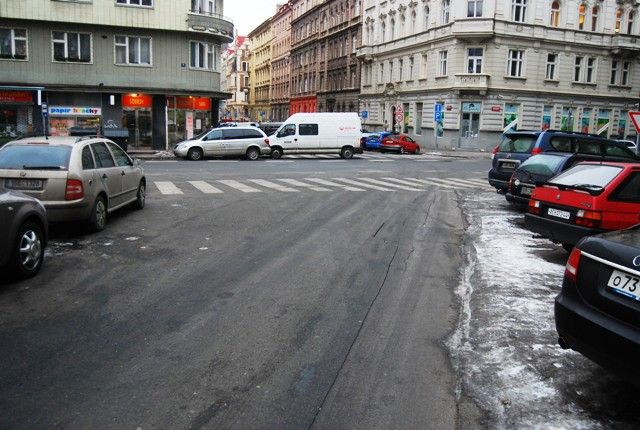 Řidič, který se k přechodu blíží, vidí z jeho celkové délky jen zhruba polovinu | Foto: Radek Pecák