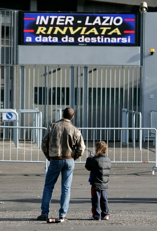 Fanoušci sledují na milánském San Siru nápis informující o zrušení zápasu Interu - Lazio. | Foto: Reuters