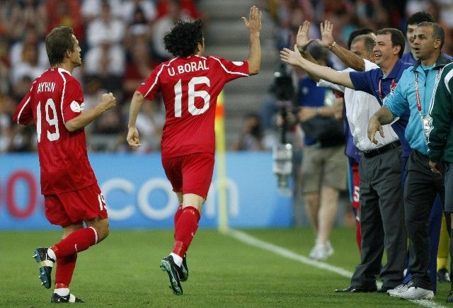 Ugur Boral se běží podělit o radost z úvodního gólu v semifinále Eura s tureckou lavičkou. | Foto: Reuters