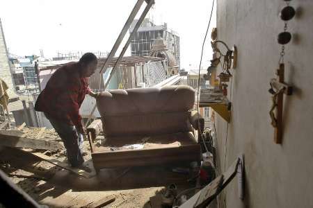 Valparaiso: muž zachraňuje ze zničeného domu věci | Foto: Reuters