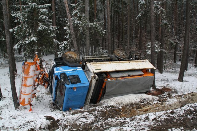 Teprve poté vytáhl jeřáb vozidlo zpátky na silnici. | Foto: HZS Plzeňského kraje