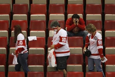 Zklamaní fanoušci Red Wings opouští halu. Strávili na hokeji pět hodin a svůj tým ke Stanley Cupu stejně nedotlačili. | Foto: Reuters