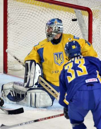 Fredrik Emvall ze Švédska (v modrém) skóruje do branky Ukrajince Konstantina Simčuka. | Foto: Reuters