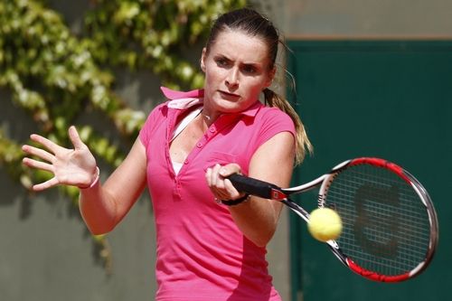 Iveta Benešová na svoji krajanku přes veškeré úsilí nestačila. Udělala více chyb a s Roland Garros se loučí. | Foto: Reuters