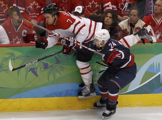 Seabrook a Callahan v jednom ze soubojů. | Foto: Reuters