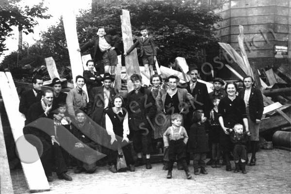 A po stavbě barikády ještě následovalo fotografování | Foto: Archiv bezpečnostních složek