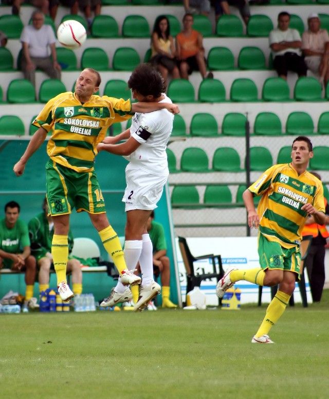 Tomáš Pilař (vlevo) v jednom z mnoha soubojů proti svým bývalým spoluhráčům. | Foto: Jan Švarc, FK Baník Most