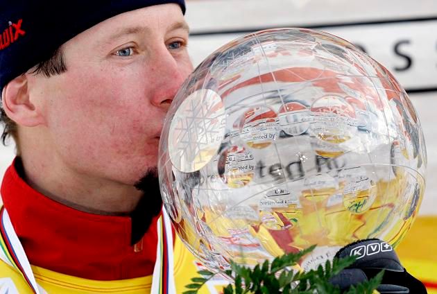 Lukáš Bauer při polibku křištálového globu | Foto: Reuters