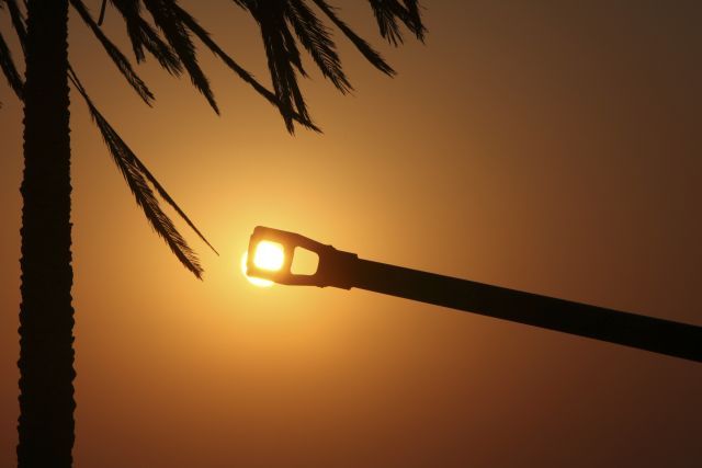 Ramadánová romantika? Zapadající slunce a dělo na snímku z Libye. | Foto: Reuters