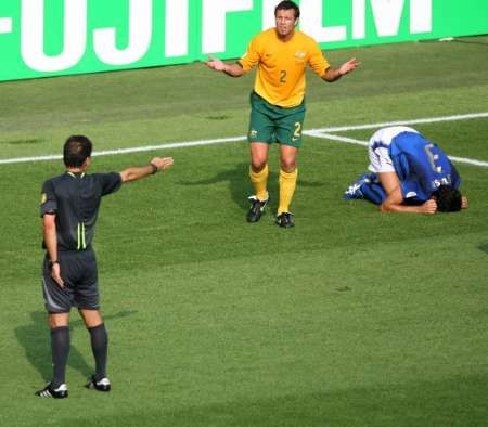 Sudí Luis Medina Cantalejo ukazuje na bod pro pokutový kop za údajný faul Australana Lucase Neilla (uprostřed) na Fabia Grossa z Itálie. | Foto: Reuters