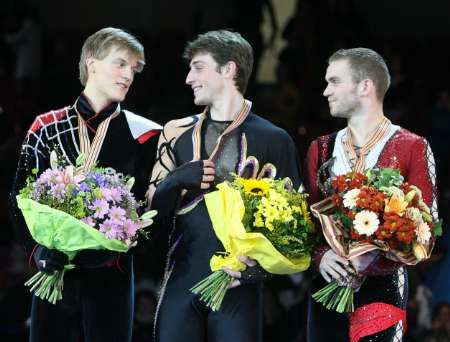 Francouz Brian Joubert (uprostřed), Čech Tomáš Verner (vlevo) a Belgičan Kevin van der Perren na stupních vítězů krasobruslařského ME ve Varšavě. | Foto: Reuters