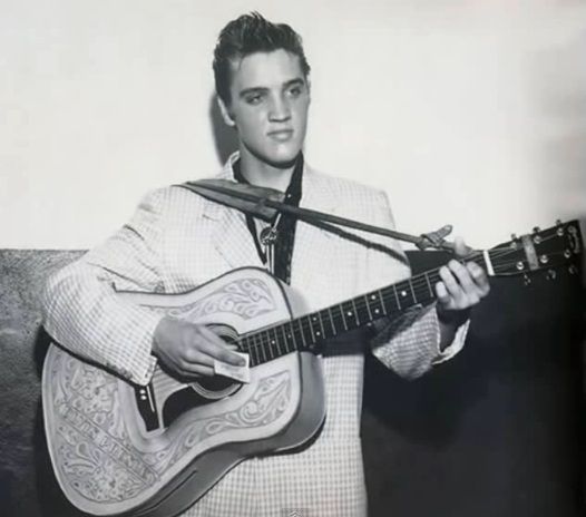 Vůbec první nahrávka písně, kterou před více než 60 lety pořídil tehdy ještě neznámý hudebník Elvis Presley, se ve Spojených státech vydražila za 300 tisíc dolarů (7,1 milionu korun). Vítězný zájemce si na aukci v Presleyho někdejším sídle Gracelandu u příležitosti jeho nedožitých 80. narozenin zakoupil desku s baladou My Happiness, kterou mladý umělec nahrál v roce 1953. | Foto: YouTube repro