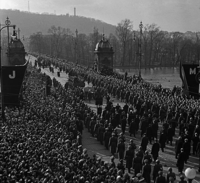 Pohřeb Jana Masaryka 13. března 1948. Smuteční průvod na mostě Legií. | Foto: ČTK