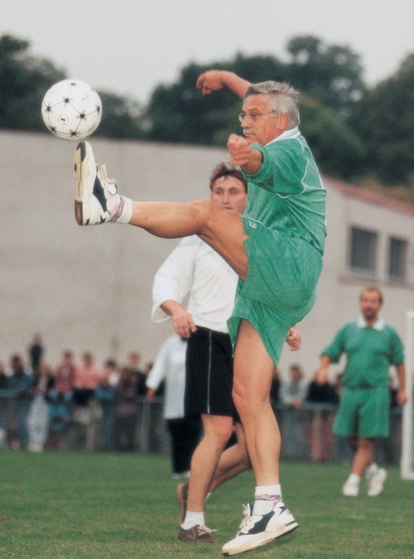 Kam se hrabe Poborský... Fotbalové utkání české vlády. Premiér Klaus kope... | Foto: Igor Zehl, ČTK