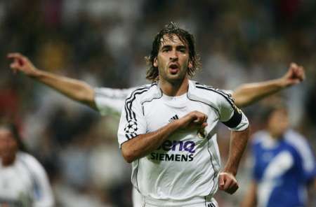 Raul Gonzales z Realu Madrid slaví gól v síti Dynama Kyjev. | Foto: Reuters