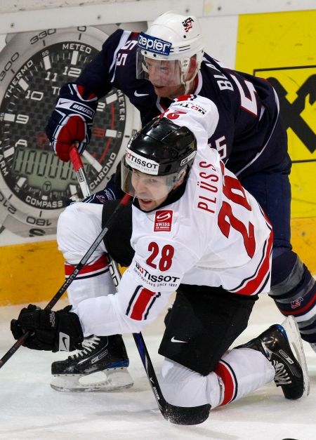 Americký hokejista Jason Blake (vzadu) se přetlačují se Švýcarem Martinem Plussem. | Foto: Václav Rojík