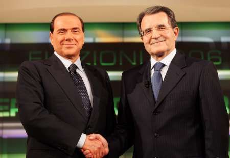 Premiér Silvio Berlusconi a opoziční vůdce Romano Prodi před včerejší předvolební debatou. Senzace se nekonala. Berlusconi ve studiu zůstal. | Foto: Reuters