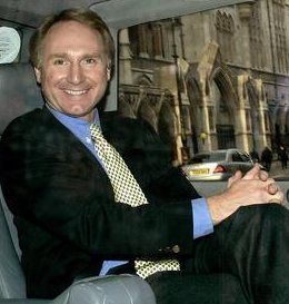 Dan Brown přijíždí k soudu | Foto: Reuters