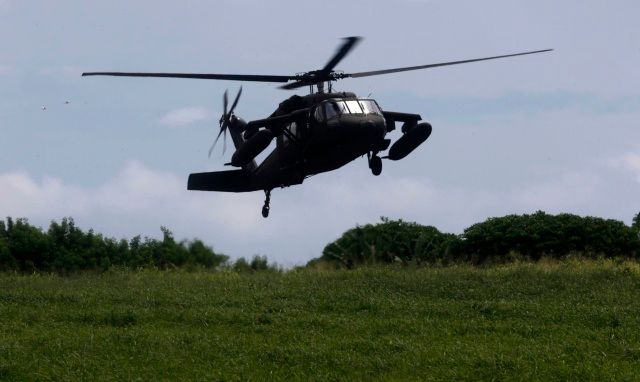 Brazilský Black Hawk se vrací z pátrací mise | Foto: Reuters