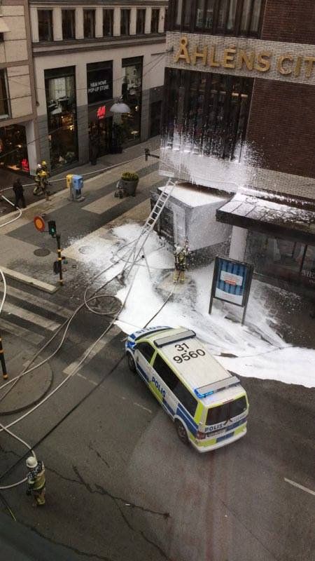 Hasičům už se podařilo uhasit kamion, který v 15 hodin vrazil do obchodního domu Åhlens v ulici Drottninggatan v centru Stockholmu. Podle prvních zpráv zemřeli minimálně tři lidé. | Foto: Reuters